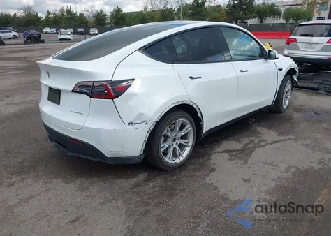 2023 Tesla Model Y Awd/Long Range Dual Motor All-Wheel Drive z USA, uszkodzony, nr VIN 7SAYGDEE4PA038062